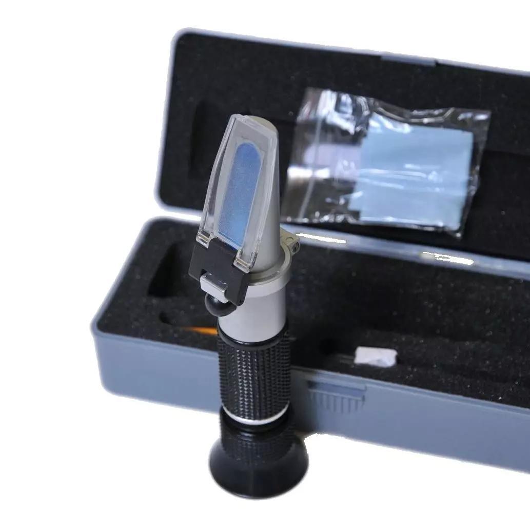 Vista dettagliata rifrattometro miele con prisma aperto