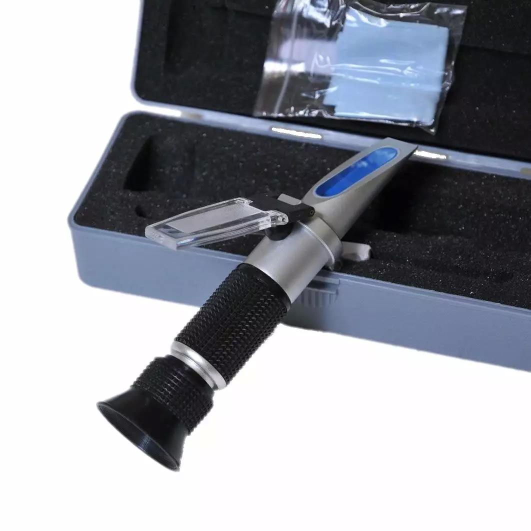 Rifrattometro per miele posizionato nella custodia