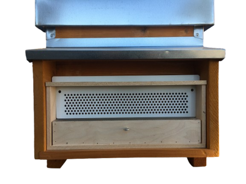 Vista frontale trappola raccolta polline installata su arnia standard