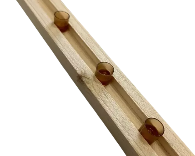 Stecca in legno con scanalatura e cupolini applicati