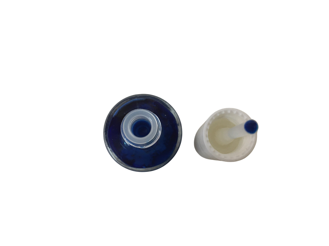 Vista dall'alto del flacone di smalto azzurro e tappo con tampone