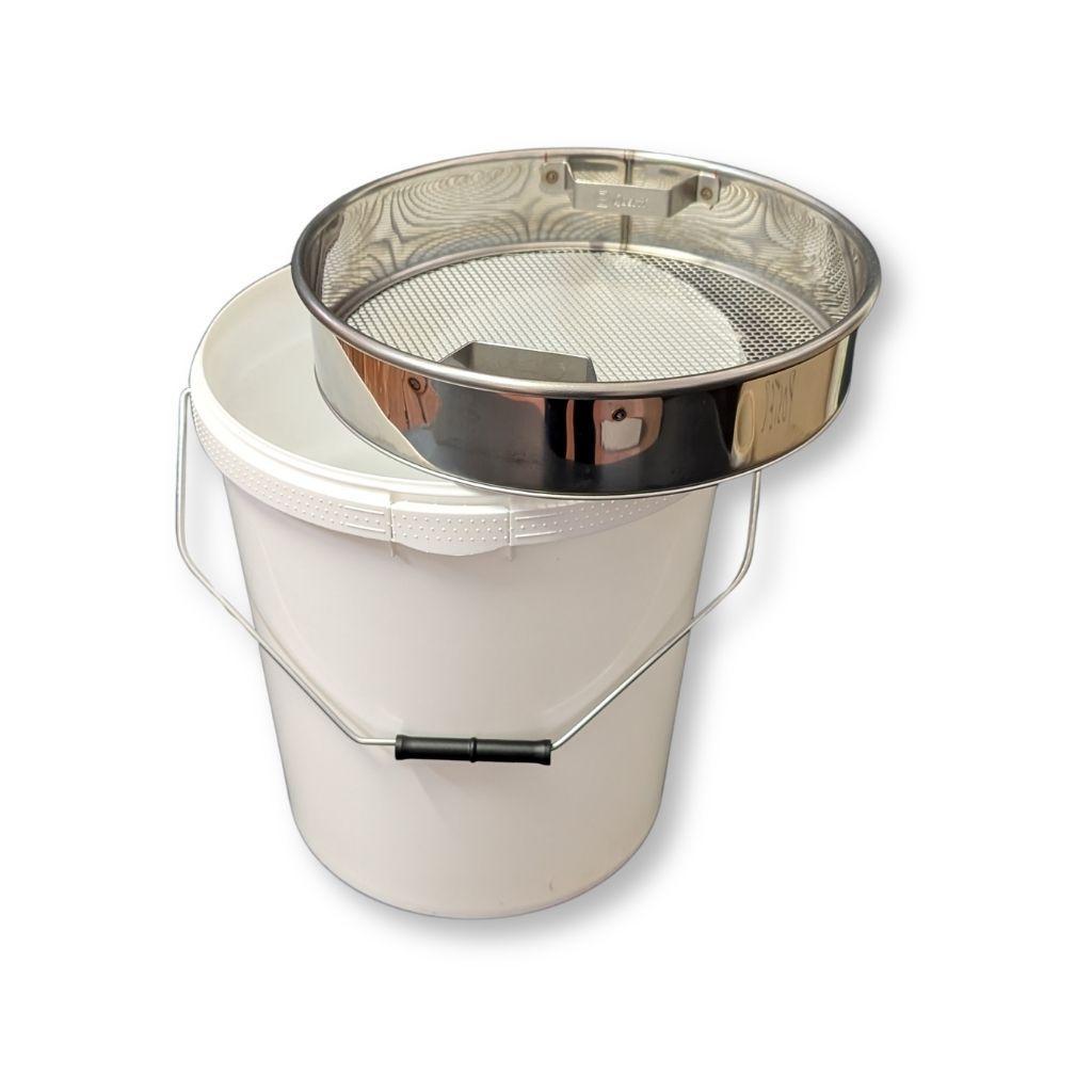 Filtro miele installato su secchio in plastica per raccolta e lavorazione