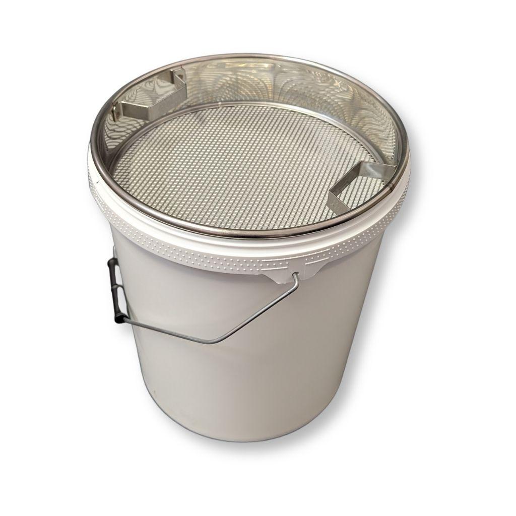 Set filtro inox posizionato sopra secchio per filtrazione del miele