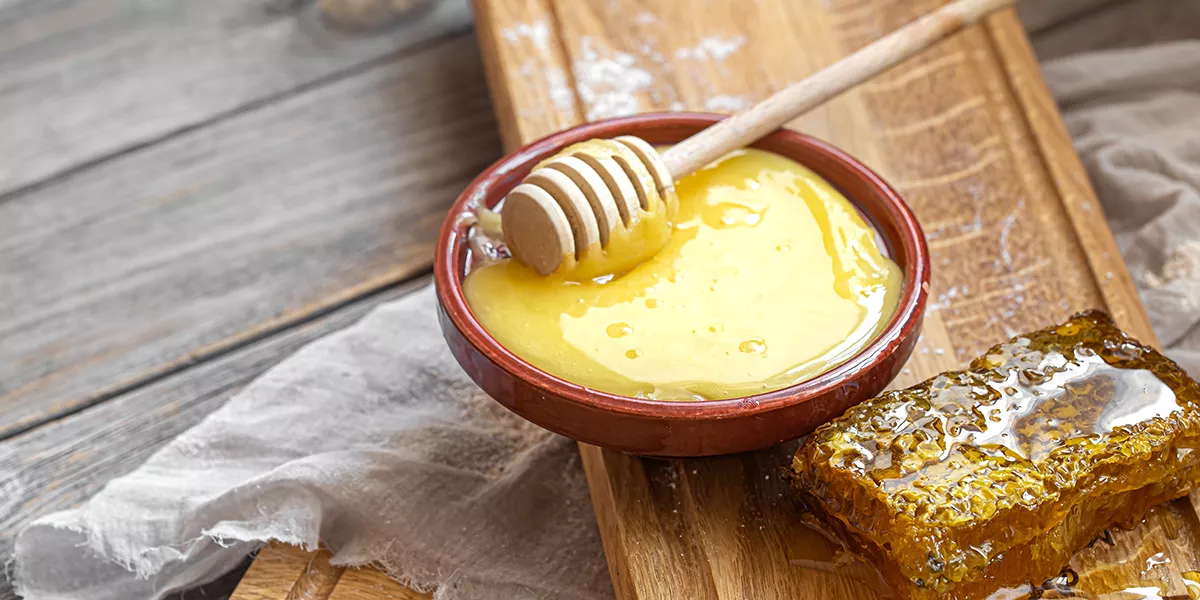 Dalla cella reale al vasetto: il viaggio affascinante della pappa reale